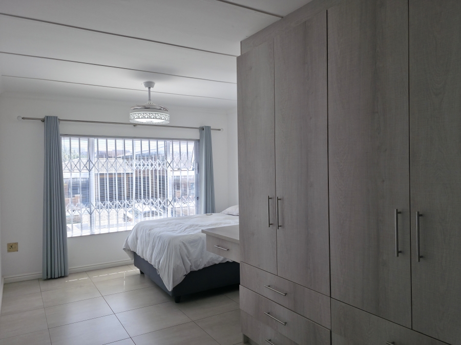 6 Bedroom Property for Sale in Wavecrest Eastern Cape